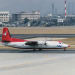 名古屋(小牧)空港をタキシングする中日本エアラインのフォッカー50　Aircraft Registration Number : JA8889